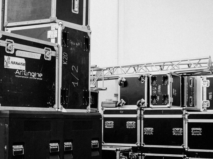 Gestapelte Flightcases und Traversen im Backstagebereich