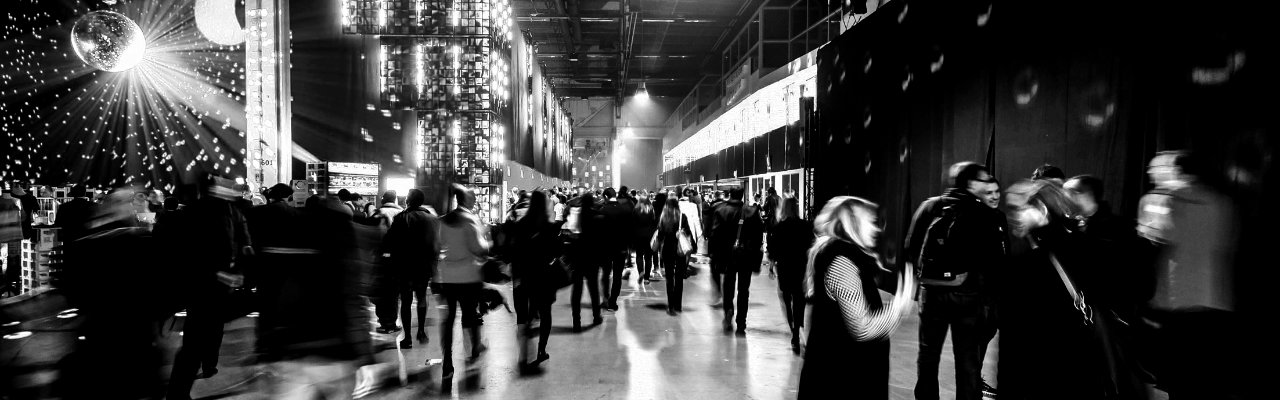 Besucherinnen und Besucher in einer Messehalle